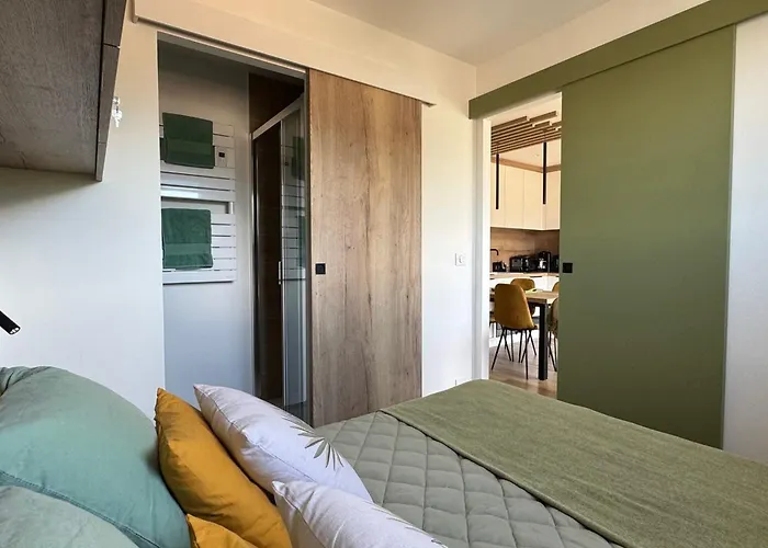 Superbe T2 Renove, Climatise, Parking, Balcon - Vue Et Montagnes - Fr-1-555-116 *